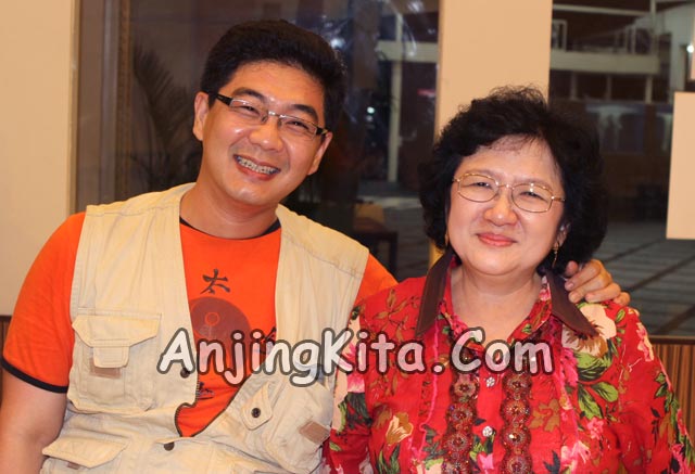 Narsis ah.... Foto kenangan manis bersama ketua panitia Ibu Juliani